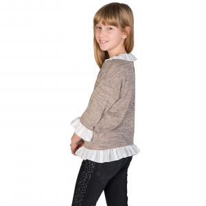 Bluză trendy cu fason lejer și mâneci 3/4. La capetele mânecilor, la gât și la bata inferioară, bluza are volane albe. Se inchide la spate cu un nasture.  Aceasta poate fi asortată cu o fustă simplă sau o pereche de pantaloni/blugi și fetița dumneavoastră poate merge la un film cu prietenele sau pur și simplu la joacă. [2]
