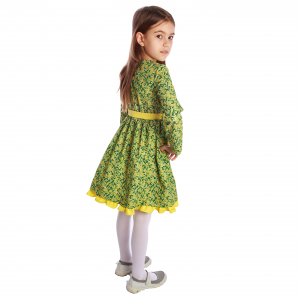 Rochiță veselă creată dintr-un material moale, foarte plăcut la purtat. Desenul reprezintă un puzzle de flori mici in diverse nuante de galben si verde.  Rochița are un volan galben la tiv și se leagă în talie cu un cordon în culoarea acestuia. Închiderea se face în spate, până în talie, cu nasturi mici, plați, pentru a nu crea disconfort. [1]