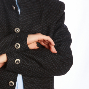 Sacou de lână (100%), slim fit cu guler tip tunică. Închidere cu nasturi. Buzunare laterale ascunse. Sacoul este dublat cu o captușeală asortată, crem cu buline mici negre.  Ţesătura fină, plăcută la purtat și croiala modernă îl vor ajuta pe copilul dumneavoatră să se simtă excepțional cu orice ocazie. [3]