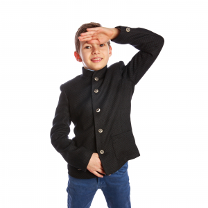 Sacou de lână (100%), slim fit cu guler tip tunică. Închidere cu nasturi. Buzunare laterale ascunse. Sacoul este dublat cu o captușeală asortată, crem cu buline mici negre.  Ţesătura fină, plăcută la purtat și croiala modernă îl vor ajuta pe copilul dumneavoatră să se simtă excepțional cu orice ocazie. [2]