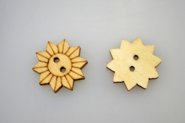 Nasturi din lemn- floarea soarelui 2 cm, 10 buc/set [1]