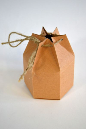 Cutii - Cutiuta hexagonala din carton 8 x 10 cm