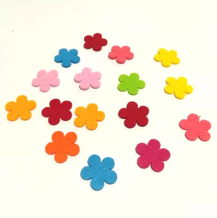 Figurine din fetru - Figurine din fetru- floricele 5 petale (2.5cm, 16/set)