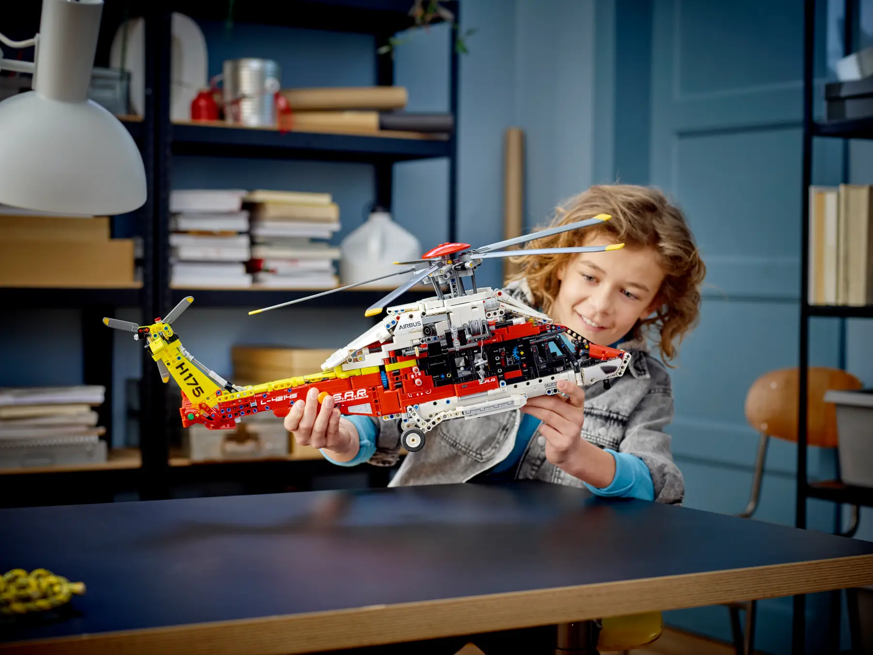 LEGO® Technic - Elicopter de salvare Airbus H175 42145, 2001 piese [6]
