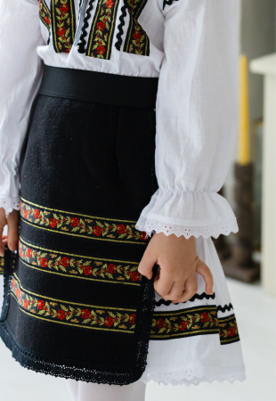 Costum negru  traditional pentru fetite TinTin Shop [8]