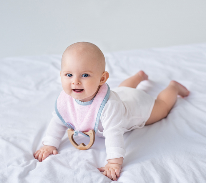 Jucarie dentitie cu bavetica roz, lemn de artar [3]