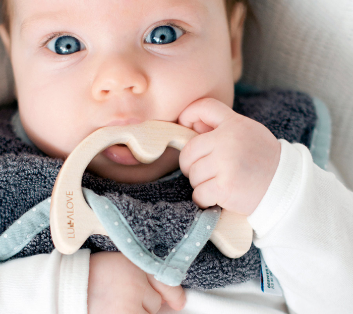 Jucarie dentitie cu bavetica albastra, lemn de artar [3]