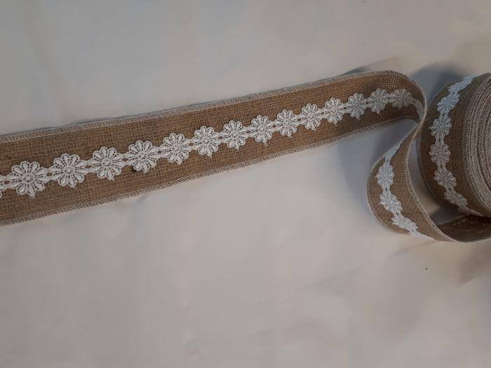 Banda decorativa din iuta cu dantela alba aplicata pe mijloc [3]