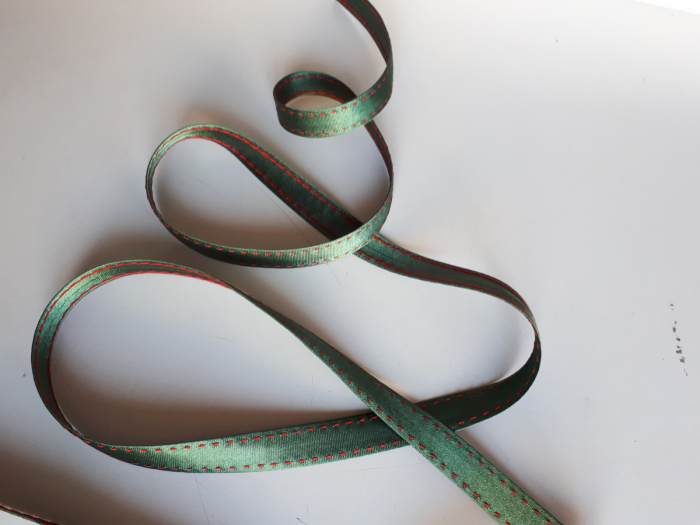Banda verde cu cusatura decorativa manuala rosie, 14mm [3]
