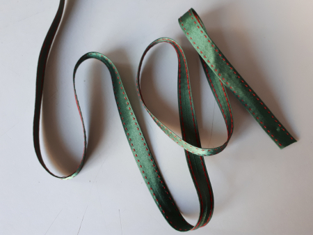 Banda verde cu cusatura decorativa manuala rosie, 14mm [1]