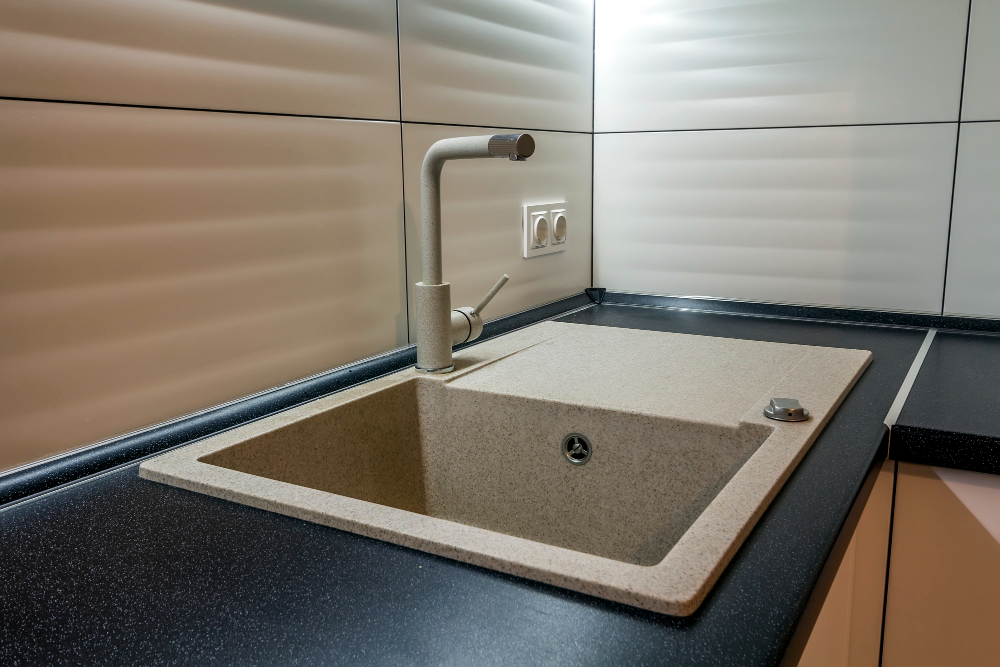 Chiuvetă din compozit sau din inox? Avantaje și dezavantaje pentru bucătăria modernă