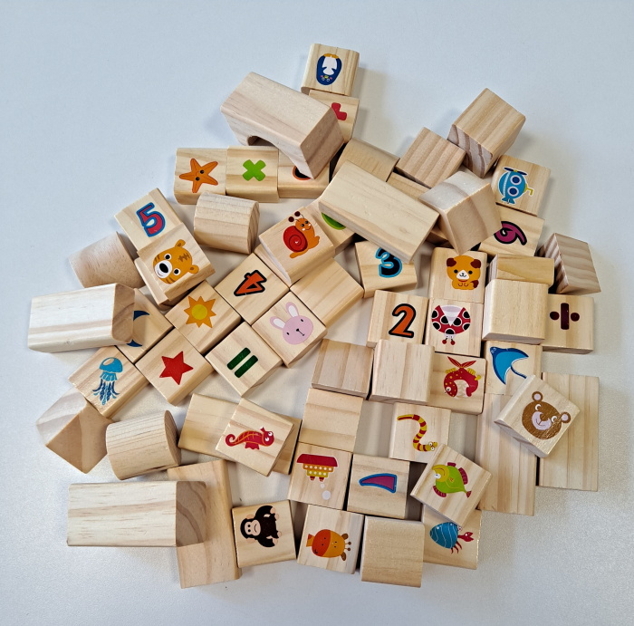 Set cuburi din lemn pentru construit cu litere si animale, 60 piese [2]