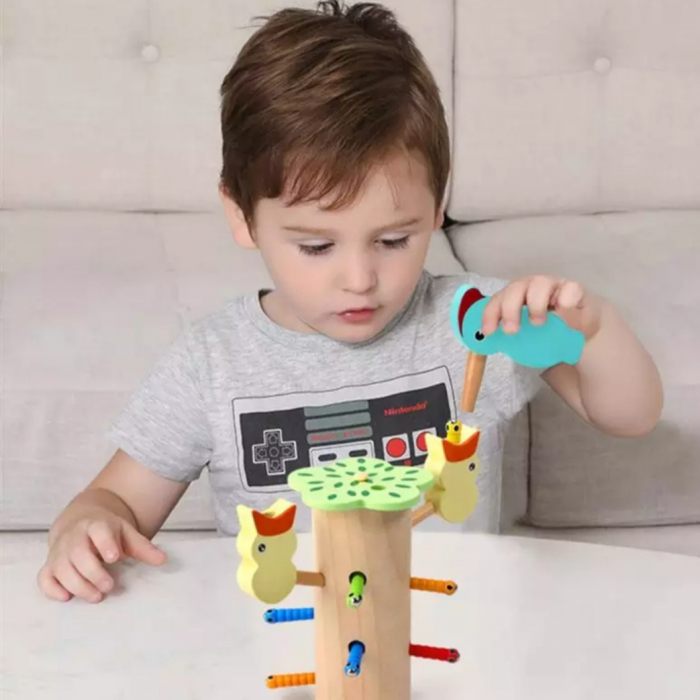 Joc magnetic Montessori din lemn, Ciocanitoarea prinde viermisorii din copac [2]