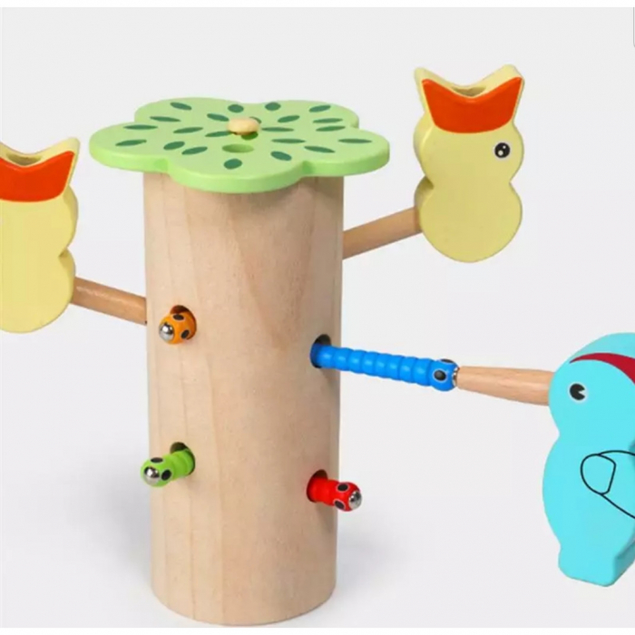 Joc magnetic Montessori din lemn, Ciocanitoarea prinde viermisorii din copac [6]