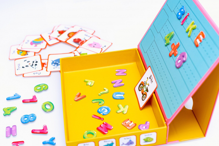 Cutie cu puzzle Magnetic Play Box Cifre si Litere, 101 piese, multicolor [1]