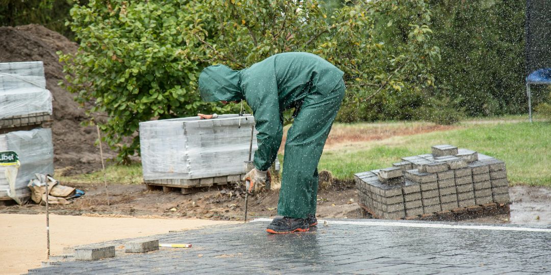 Cum alegi impermeabilul potrivit pentru muncă: materiale, tipuri și sfaturi utile | Ghid complet