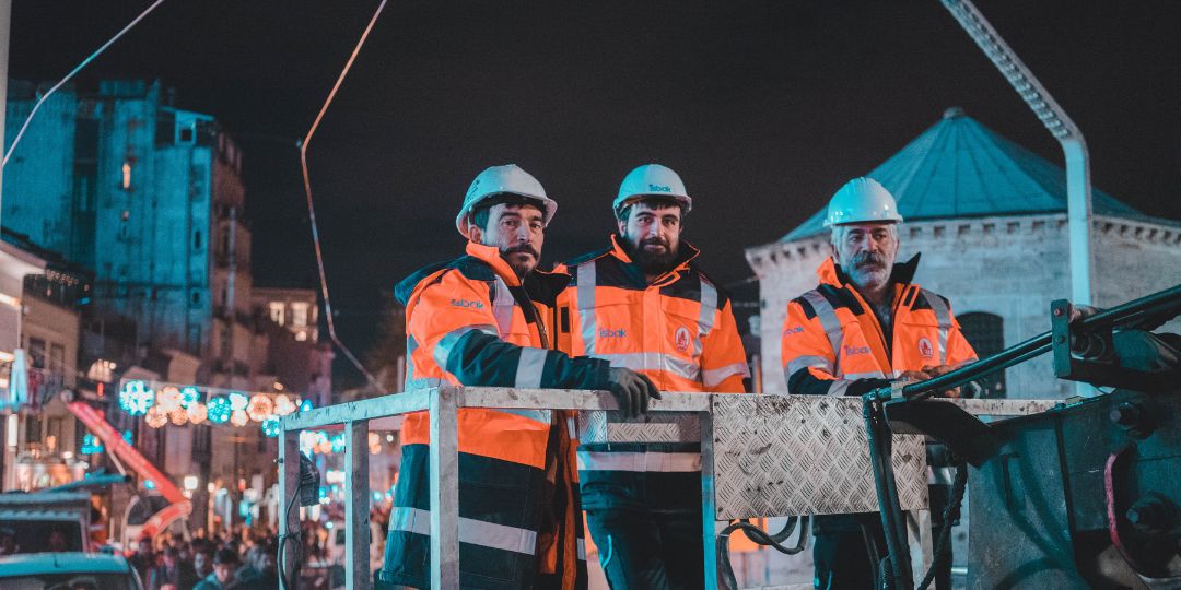 Cum alegi corect echipamentele reflectorizante HI-VIS | Ghid complet
