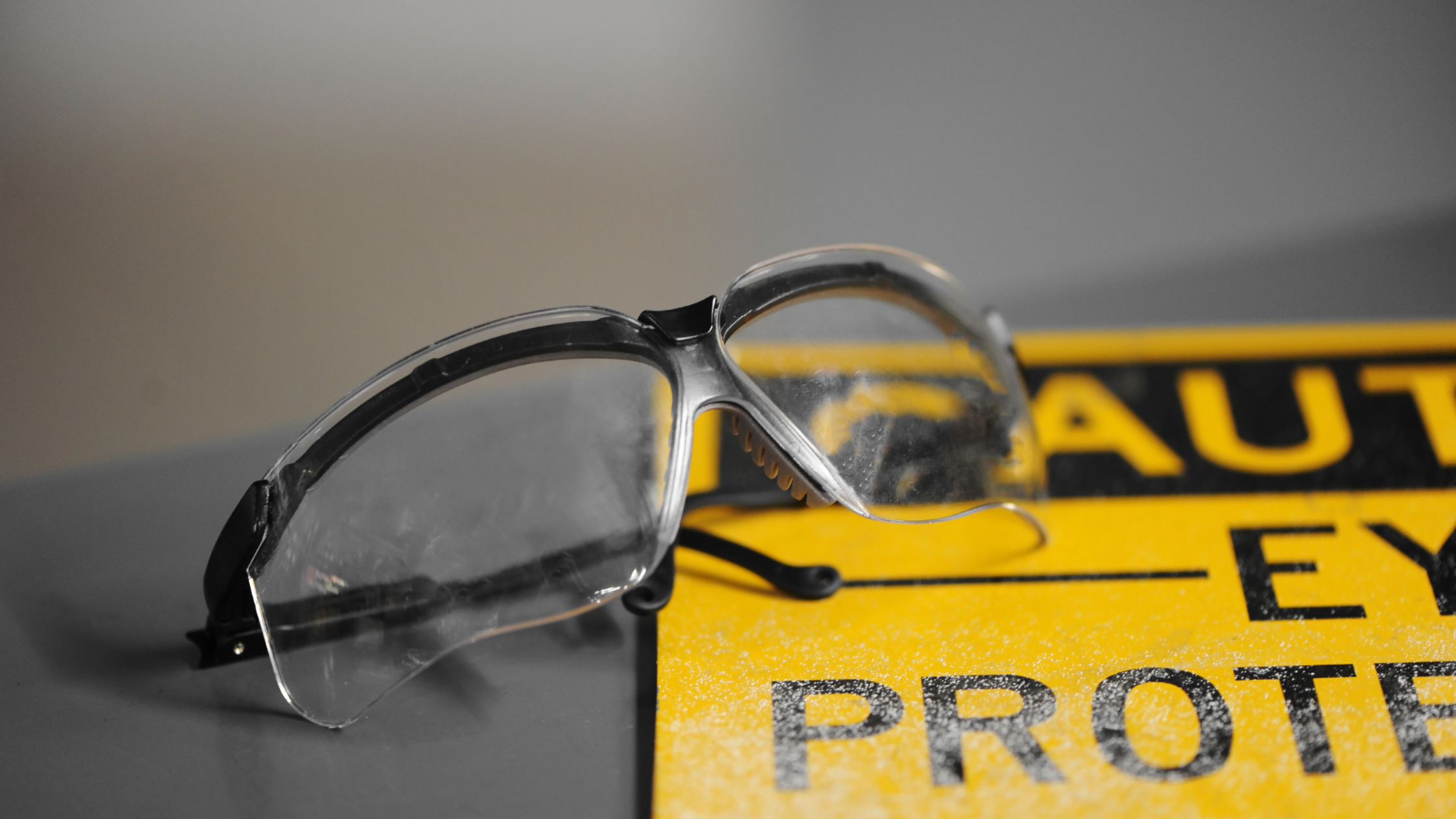 Cum să-ți protejezi vederea la locul de muncă?