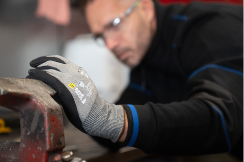 EUROCUT N303, Mănuși de protecție din HDPE, poliester și spandex, imersate în microspumă de nitril, lungime standard [4]