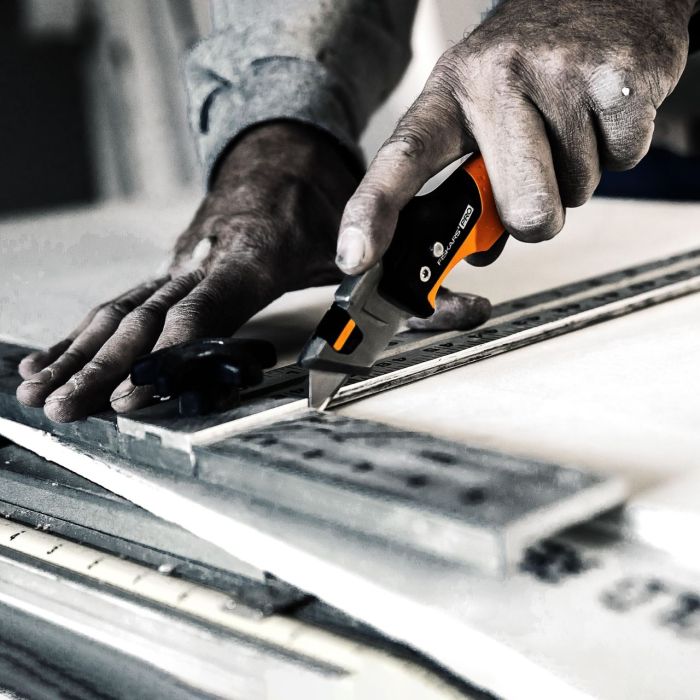 FISKARS CARBONMAX, Cuțit utilitar pliabil cu lamă trapezoidală, 170 mm [4]