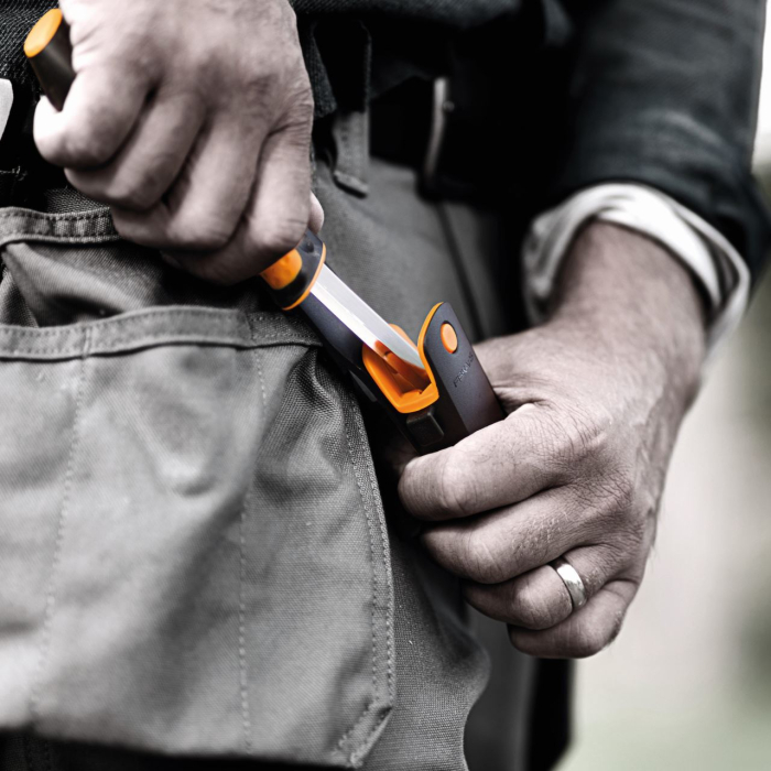 FISKARS, Cuțit universal cu ascuțitor în teacă [4]