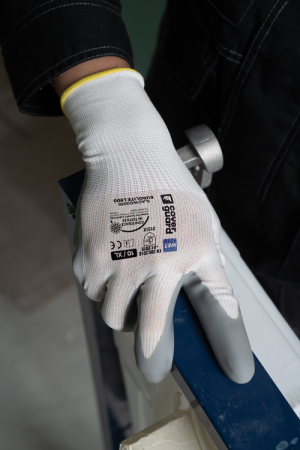 EUROLITE L900, Mănuși de protecție din poliester reciclat și elastan, imersate în latex cu model diamantat [6]