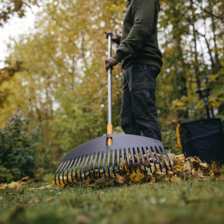 FISKARS ERGONOMIC, Greblă cu cap lat pentru gazon [2]