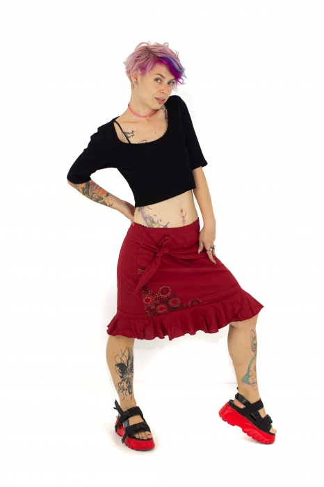 Fusta medie rosie cu broderie si fermoar in spate [3]