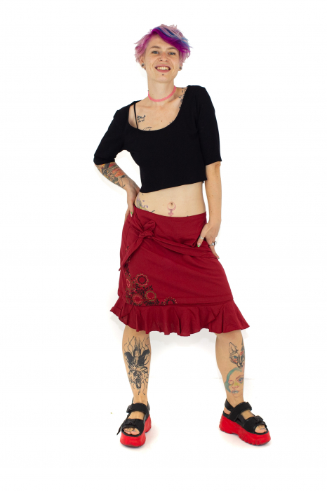 Fusta medie rosie cu broderie si fermoar in spate [2]