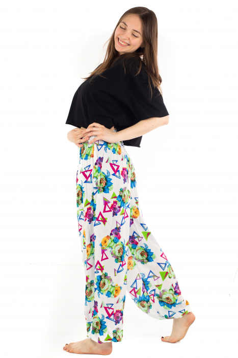 Pantaloni cu banda elastica si motive geometrice [3]