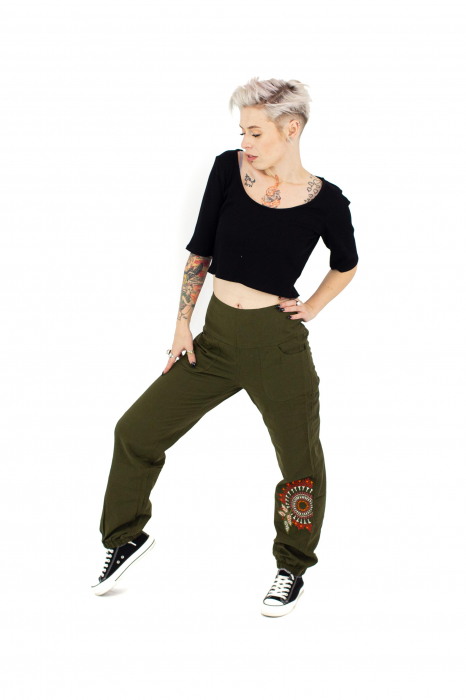 Pantaloni cu buzunare laterale si broderie [5]