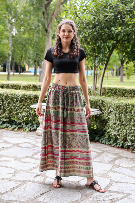 Pantaloni cu croi lejer din material fluid si fir auriu - Model 13 [2]