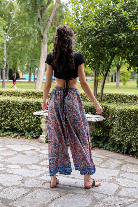 Pantaloni cu croi lejer din material fluid si fir auriu - Model 18 [4]