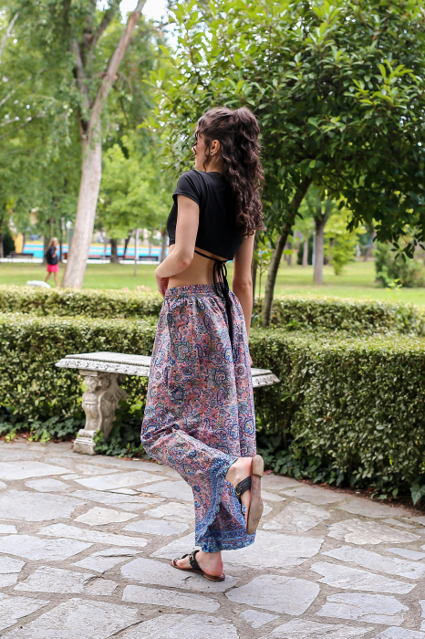 Pantaloni cu croi lejer din material fluid si fir auriu - Model 18 [5]