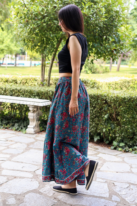 Pantaloni cu croi lejer din material fluid si fir auriu - Model 24 [5]