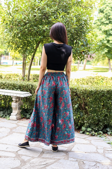 Pantaloni cu croi lejer din material fluid si fir auriu - Model 24 [4]