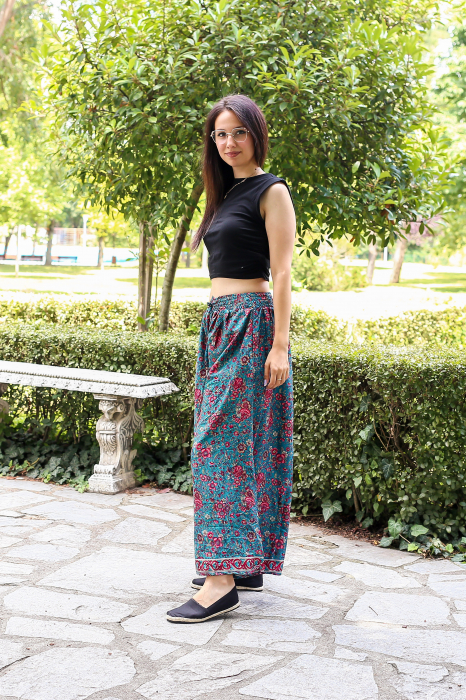 Pantaloni cu croi lejer din material fluid si fir auriu - Model 24 [3]