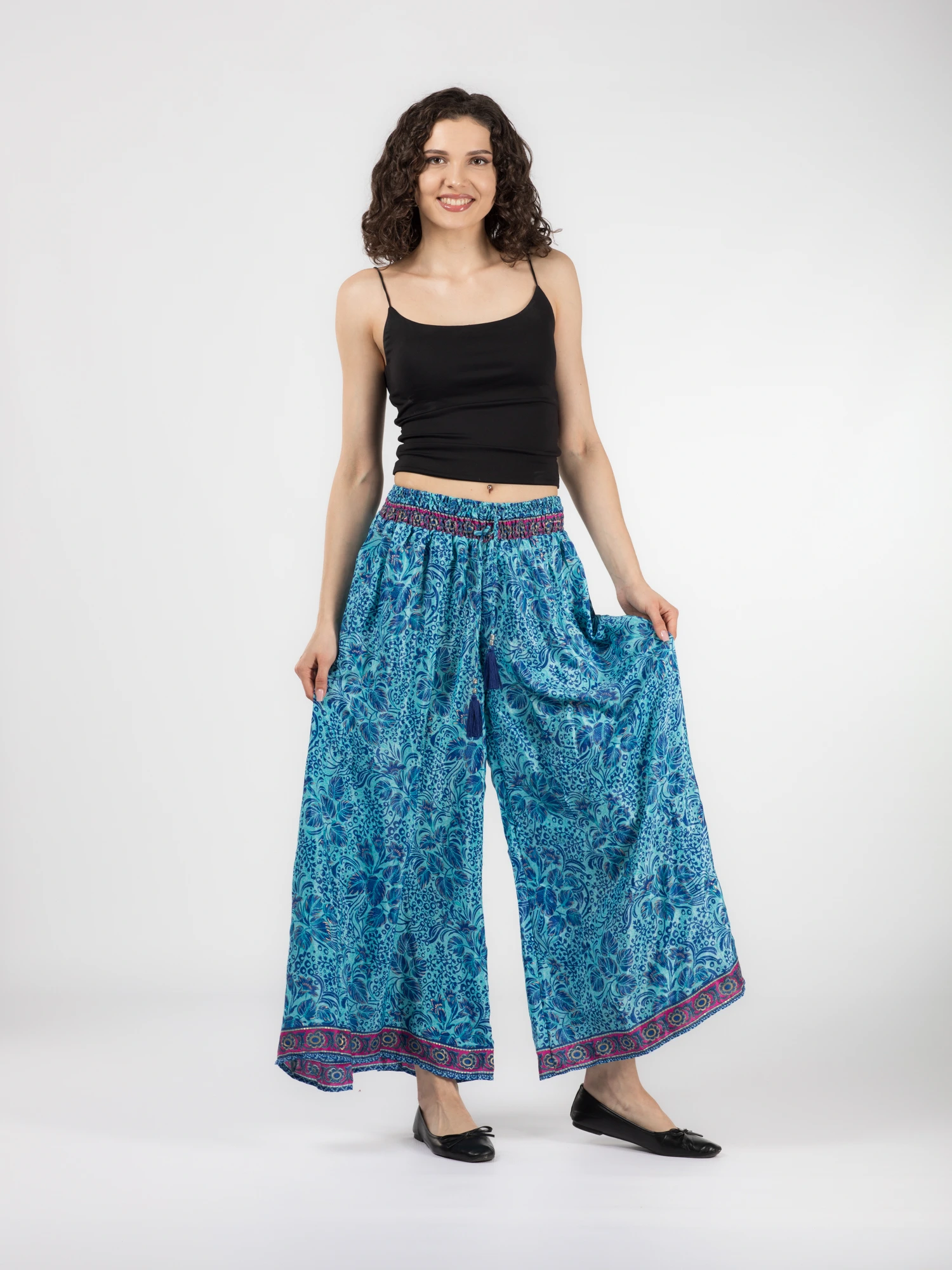 Pantaloni cu croi lejer din material fluid și fir auriu - Model 34 [7]