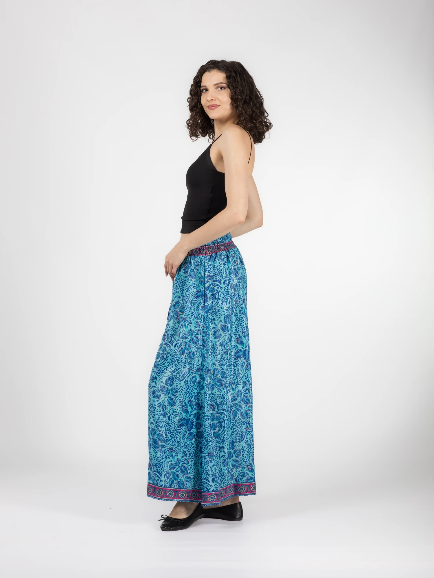 Pantaloni cu croi lejer din material fluid și fir auriu - Model 34 [3]