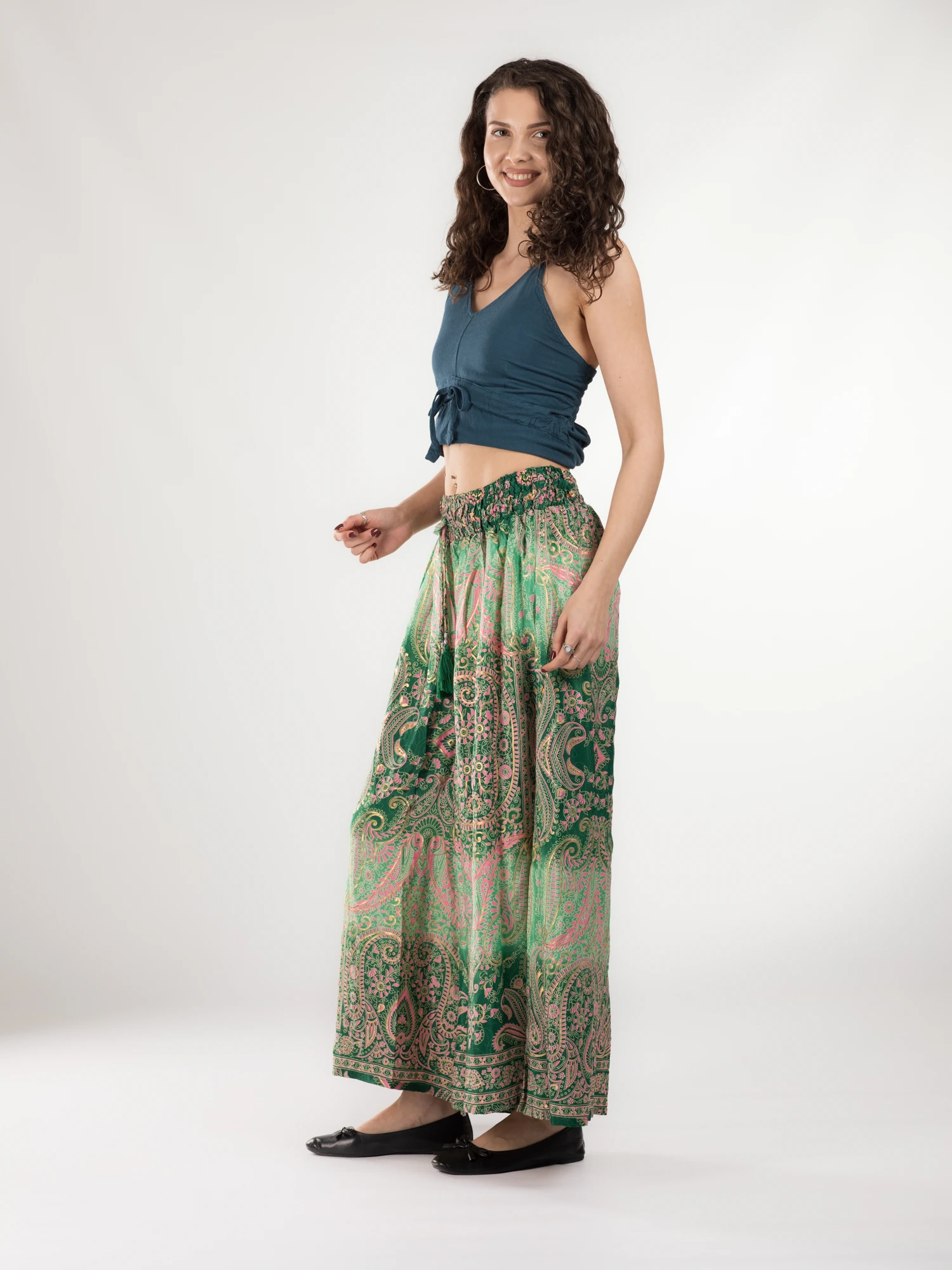 Pantaloni cu croi lejer din material fluid și fir auriu - Model 37 [3]