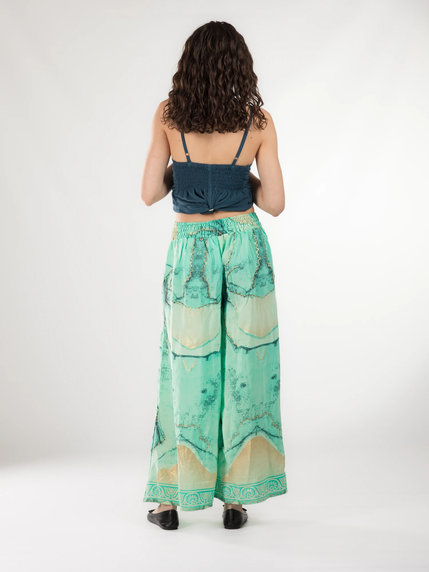 Pantaloni cu croi lejer din material fluid și fir auriu - Model 40 [4]