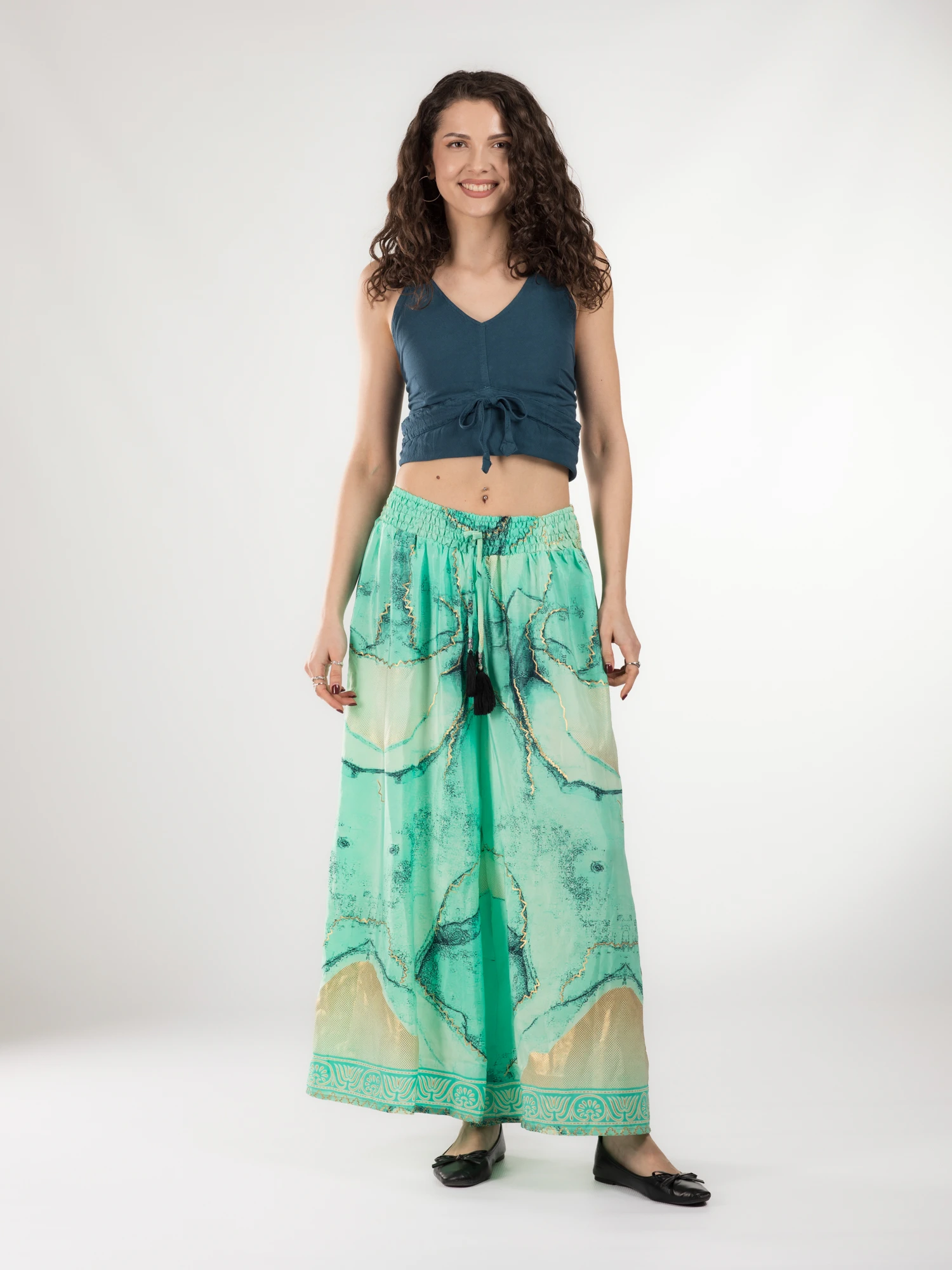 Pantaloni cu croi lejer din material fluid și fir auriu - Model 40 [2]