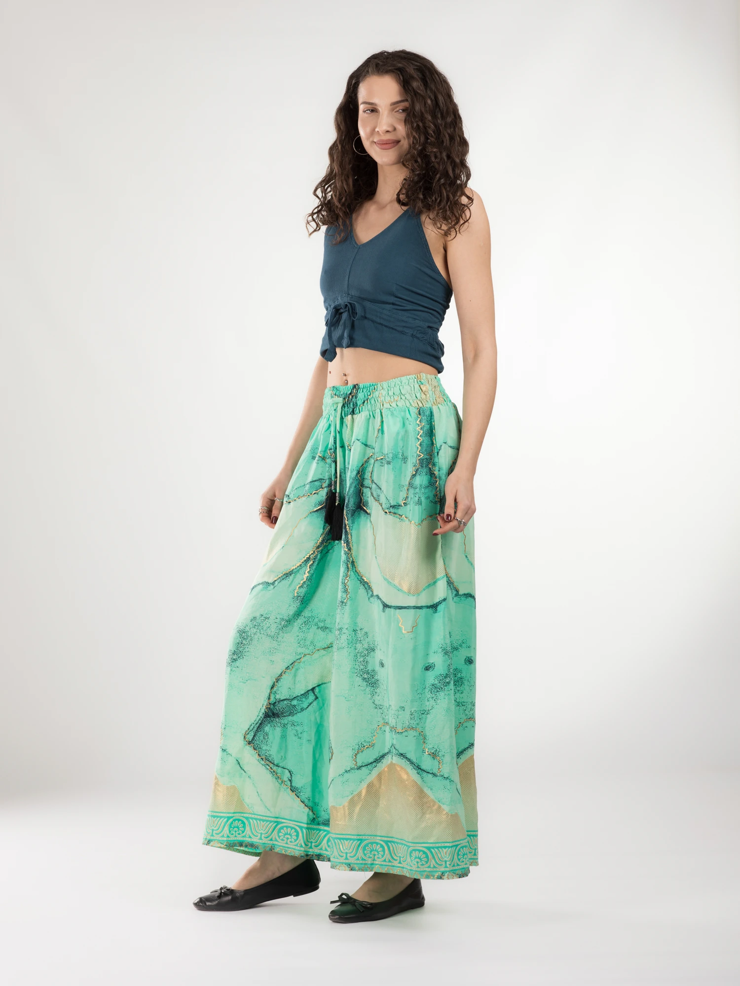 Pantaloni cu croi lejer din material fluid și fir auriu - Model 40 [3]