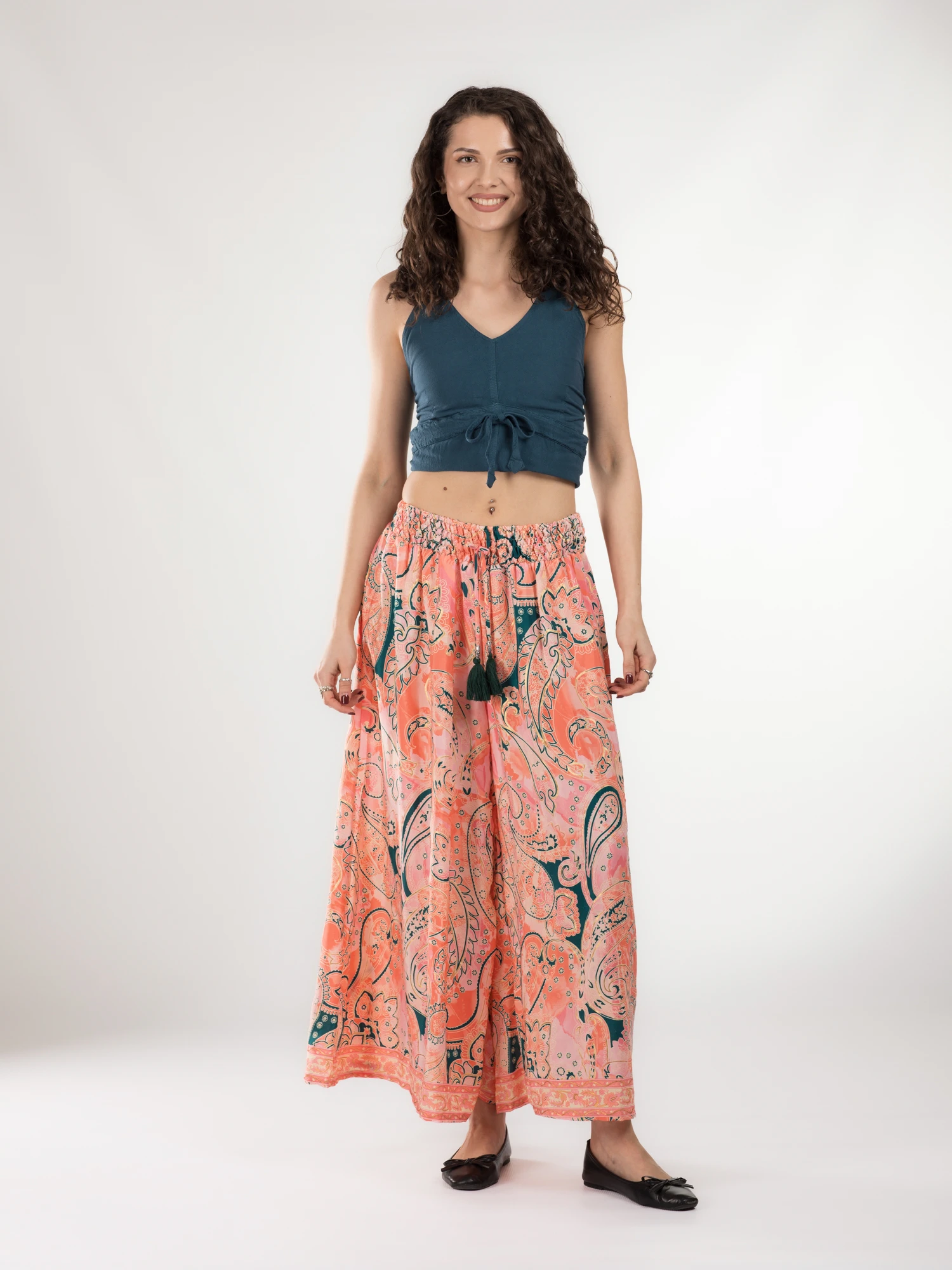 Pantaloni cu croi lejer din material fluid și fir auriu - Model 43 [2]