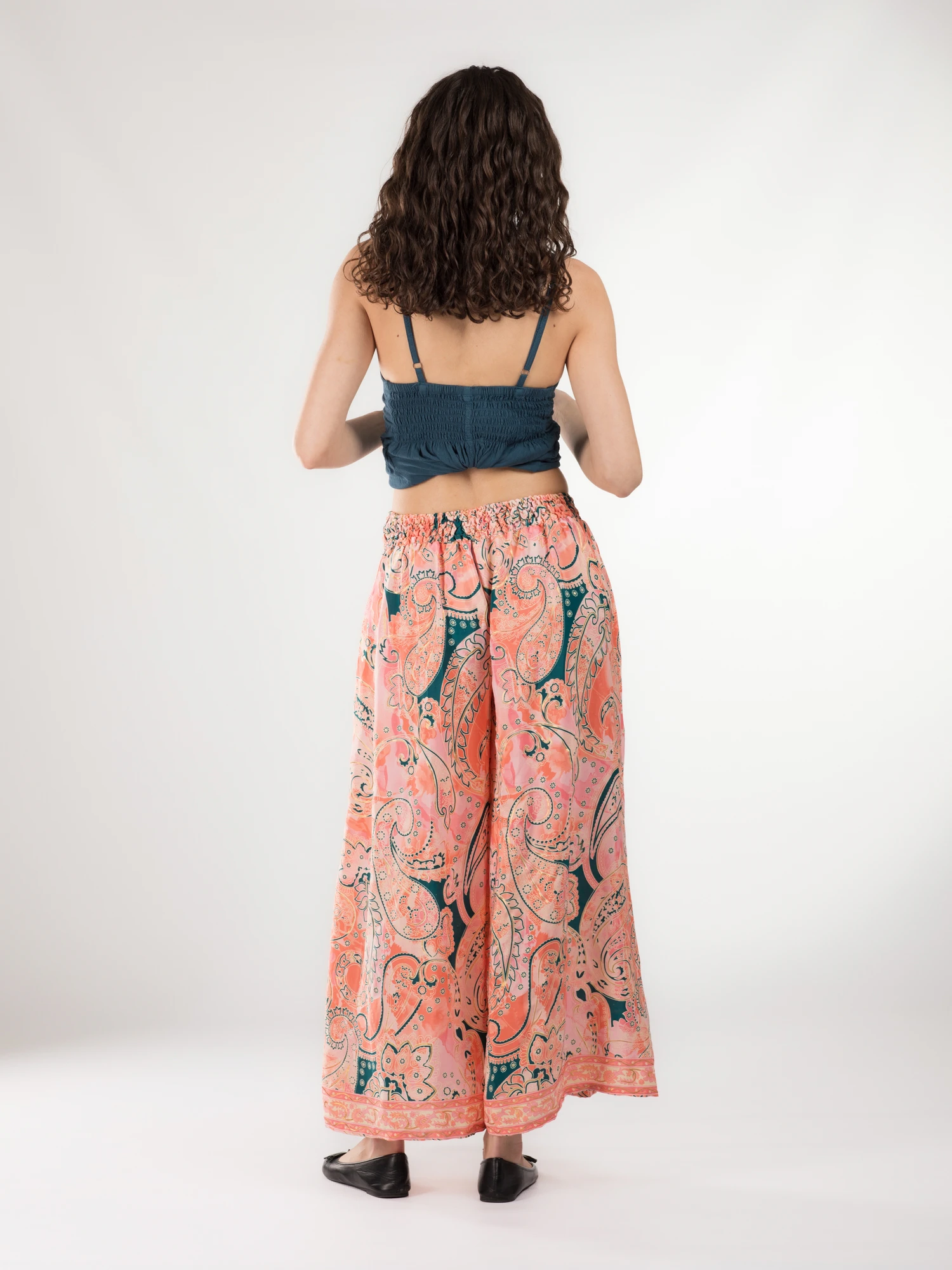 Pantaloni cu croi lejer din material fluid și fir auriu - Model 43 [4]