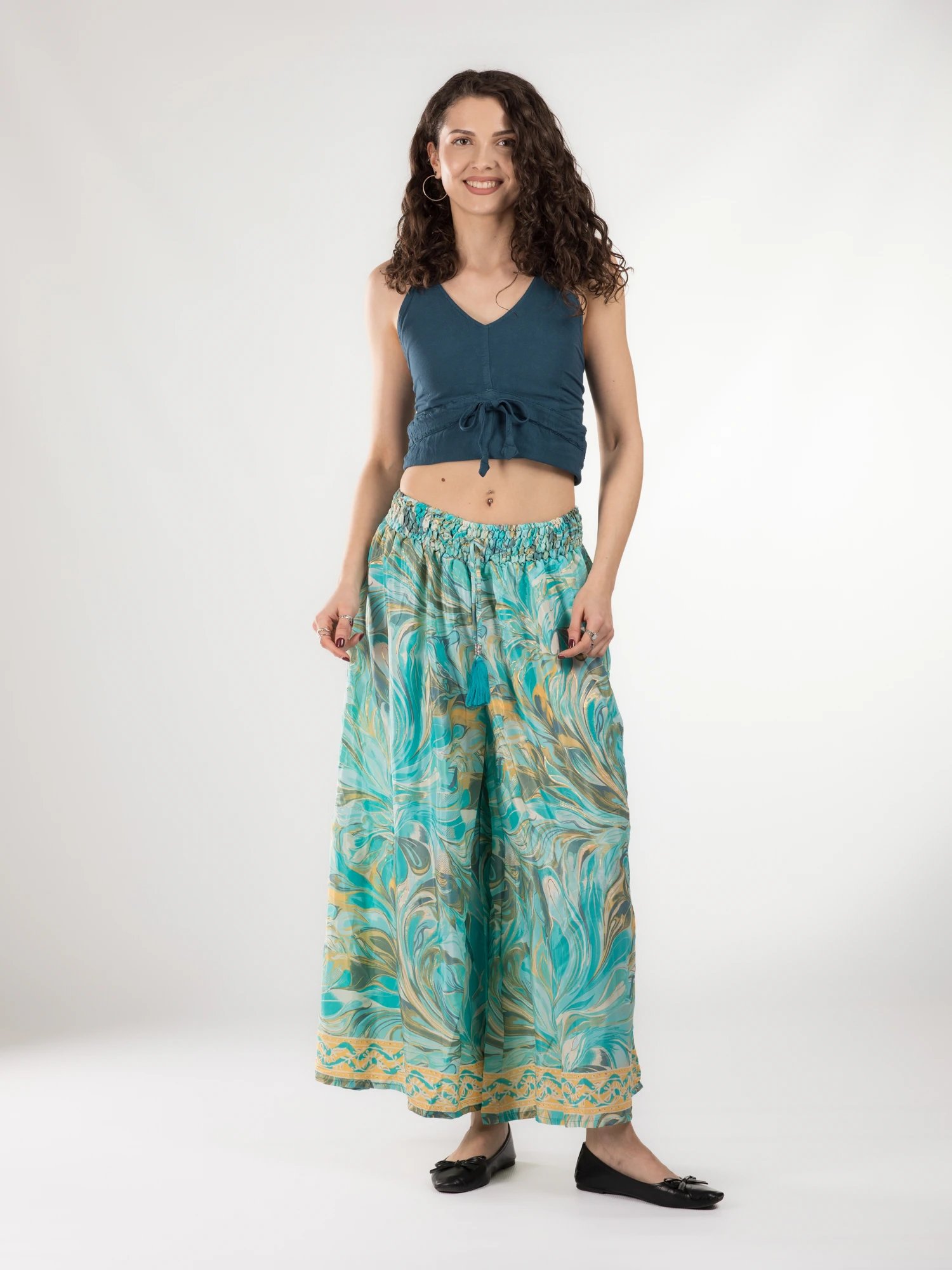 Pantaloni cu croi lejer din material fluid și fir auriu - Model 46 [2]