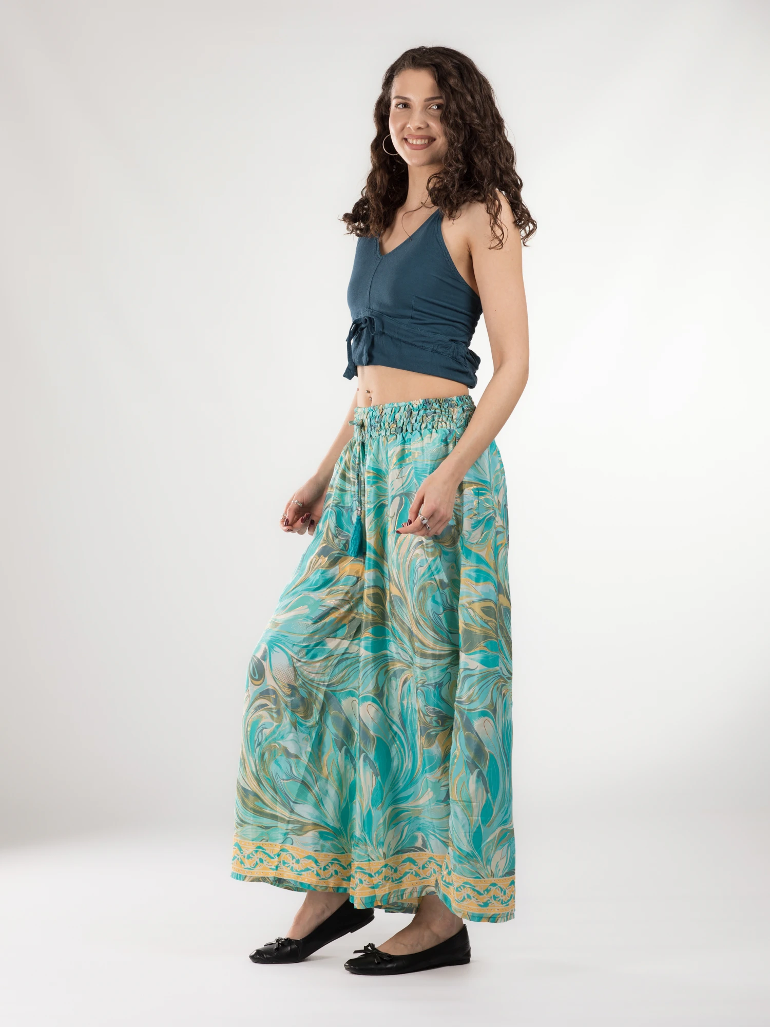 Pantaloni cu croi lejer din material fluid și fir auriu - Model 46 [3]