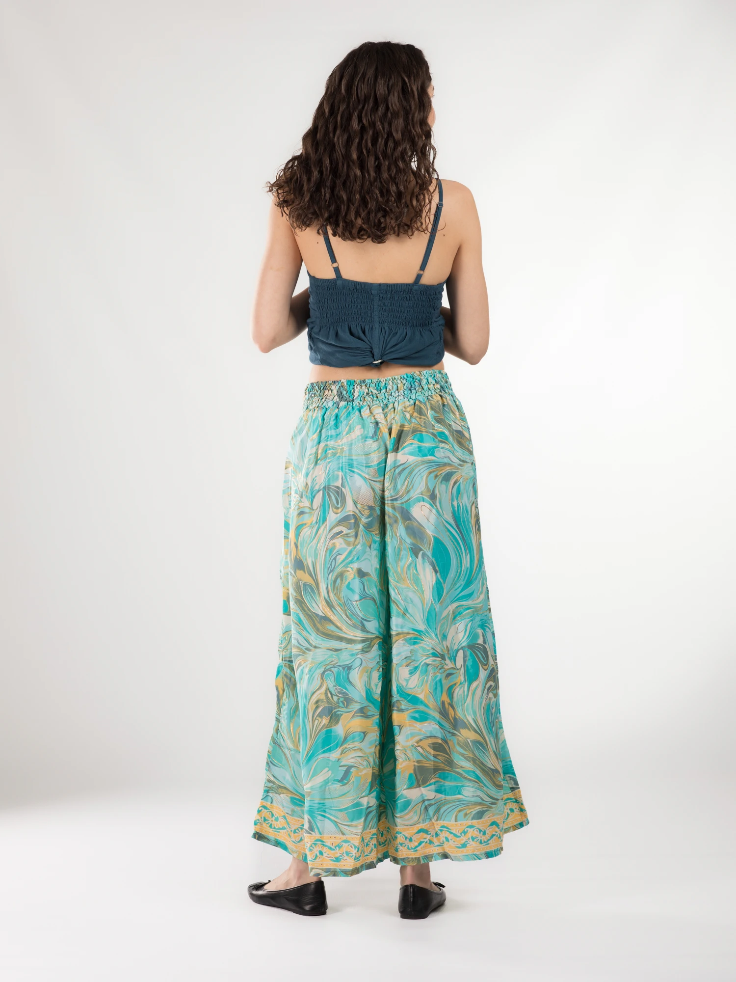 Pantaloni cu croi lejer din material fluid și fir auriu - Model 46 [4]