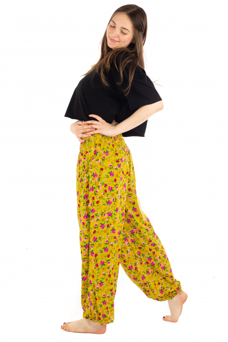 Pantaloni din rayon cu elemente florale [3]