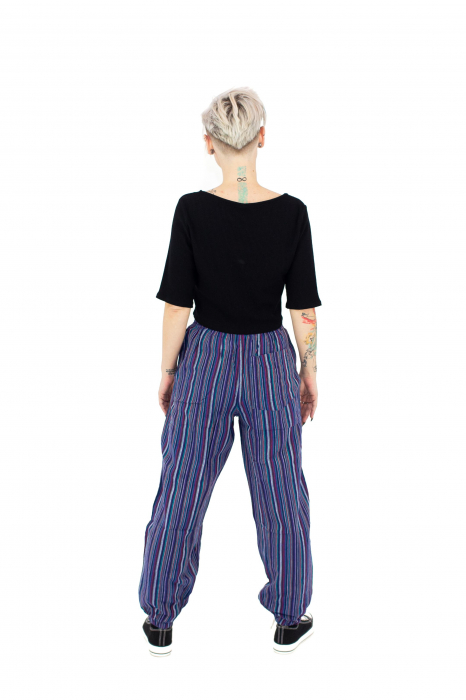 Pantaloni drepti in dungi cu buzunar la spate [3]